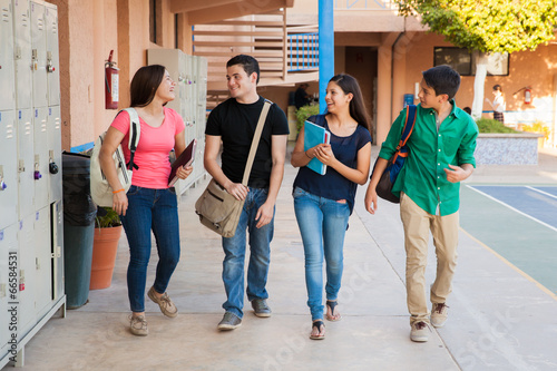 Cuadro en lienzo High school students having fun between classes