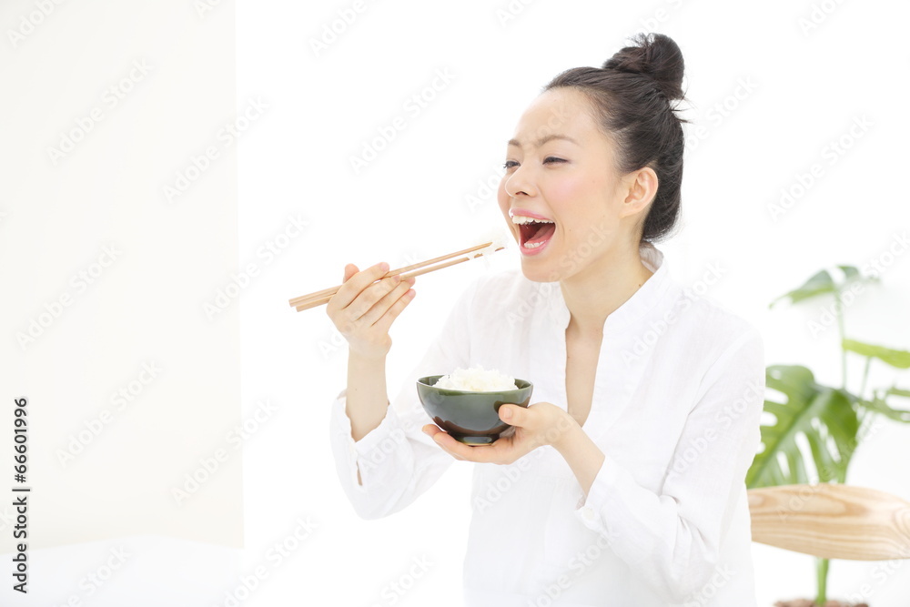御飯・若い女性 御飯・若い女性