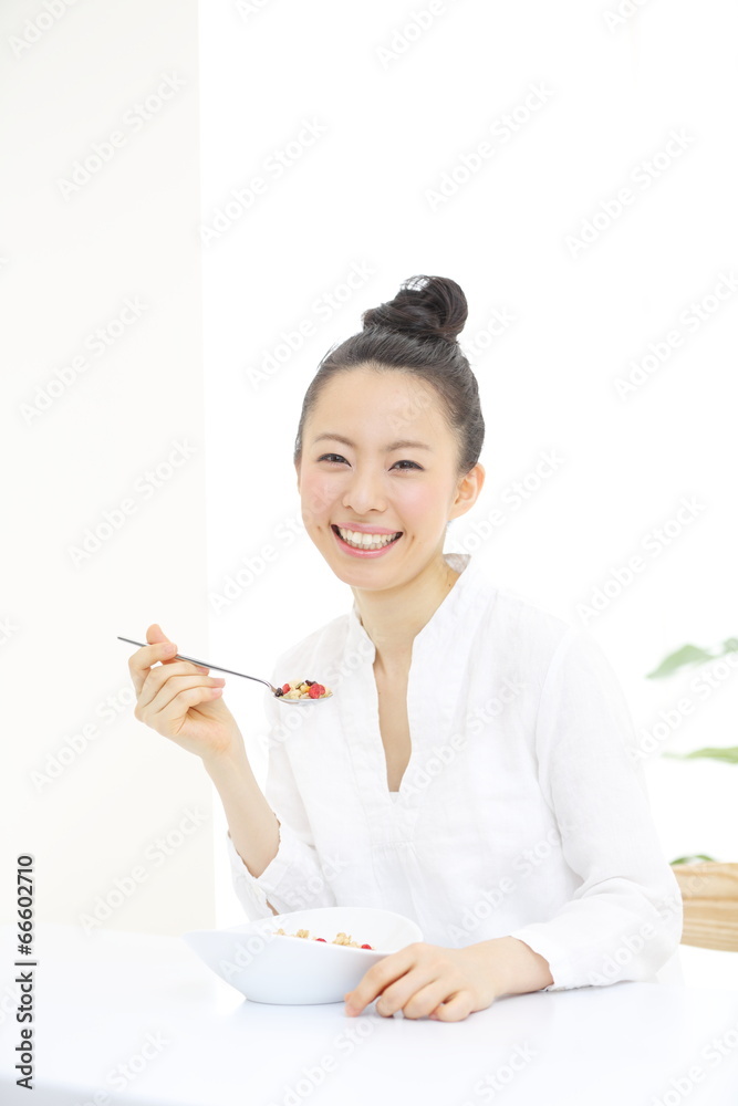 グラノーラ・女性