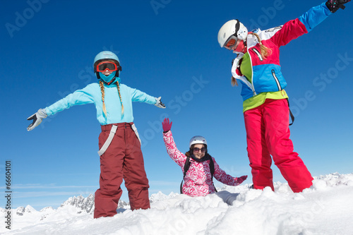 Famille avec enfants jouant dans la neige