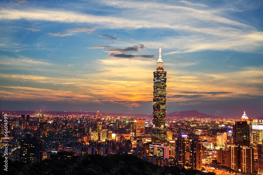 Naklejka premium Taipei, Tajwan wieczorem panoramę.