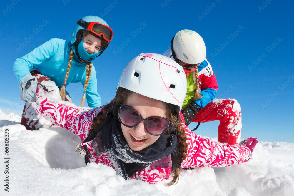 Jeunes jouant dans la neige - obrazy, fototapety, plakaty 