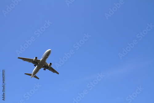 着陸する飛行機(A320)