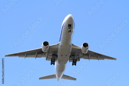 着陸する飛行機(B777)