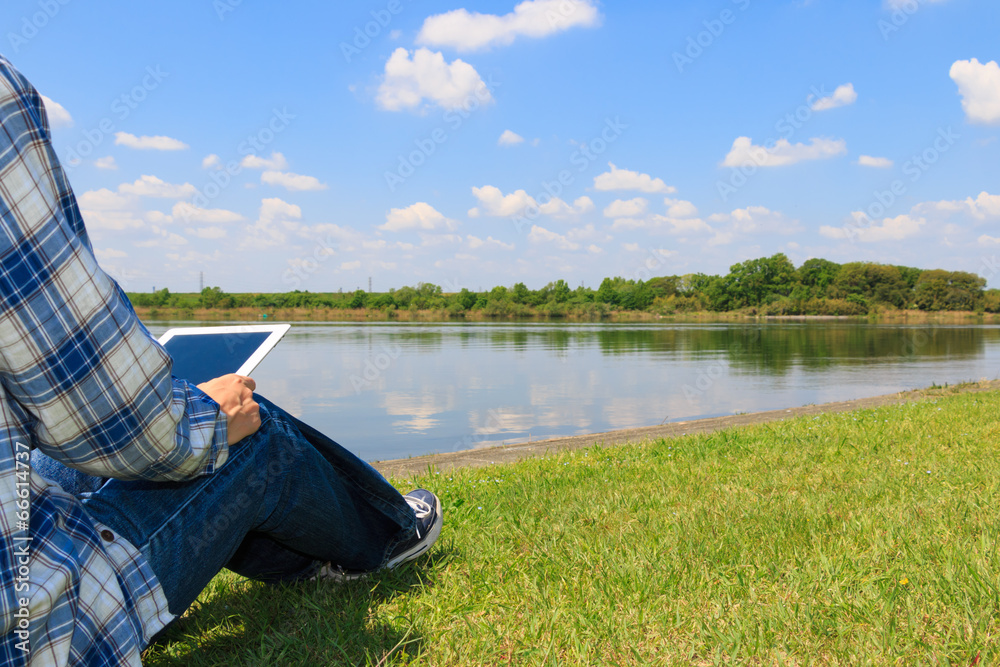湖のほとりで読書 湖のほとりで読書