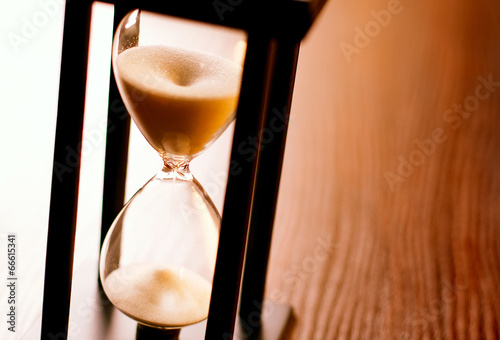 Hourglass or egg timer with running sand
