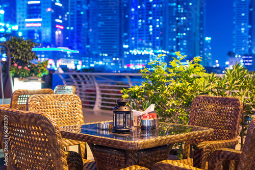 Canvas Print Empty restaurant table in the city at night