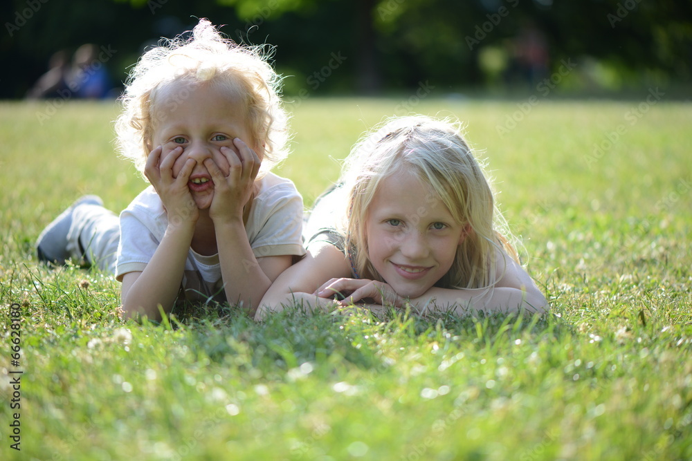 Fototapeta premium Zwei Kinder im Park