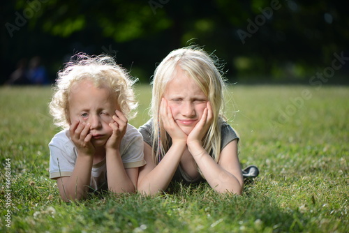 Zwei Kinder im Park