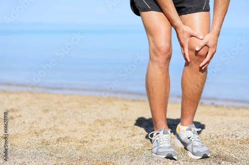 Running injury - Man jogging with knee pain