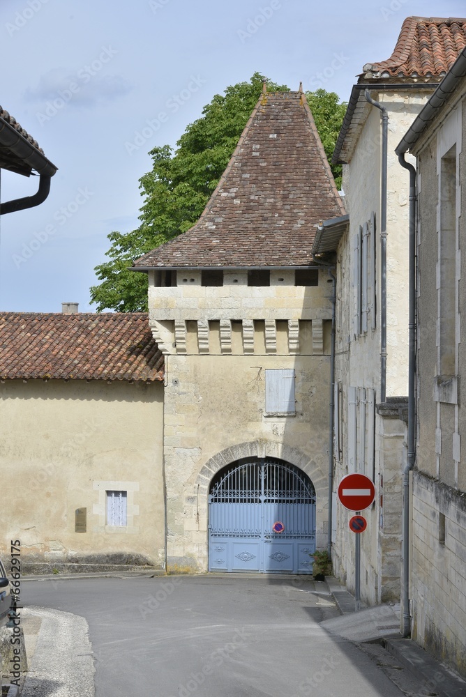 Tour médiéval d'une ferme château à Aubeterre