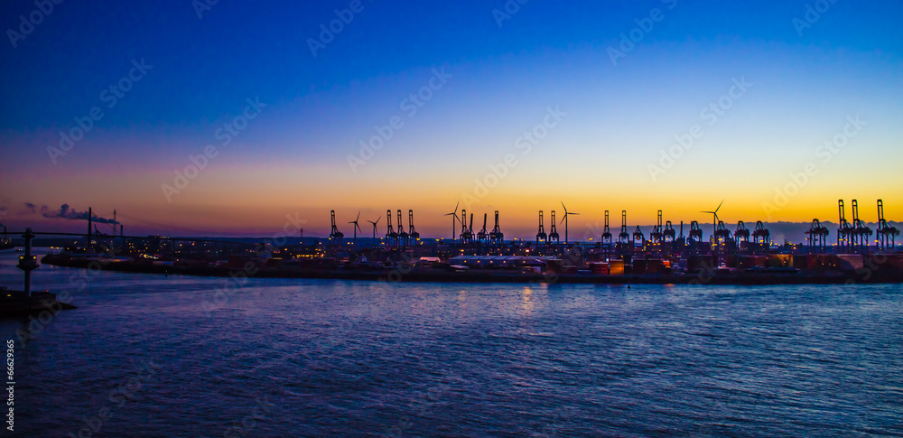 Hamburger Hafen und Elbe Blaue Stunde