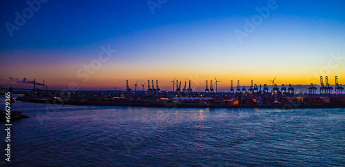 Hamburger Hafen und Elbe Blaue Stunde
