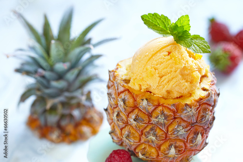 Canvas Print Fruit sorbet ice cream in small pineapple