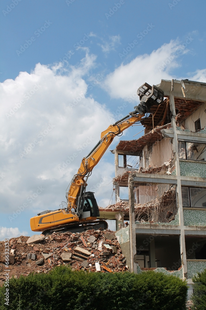 Fototapeta premium demolition de batiment avec pelleteuse