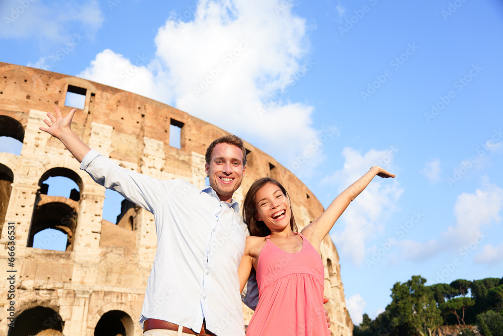 Fototapeta premium Rome couple happy by Colosseum travel fun