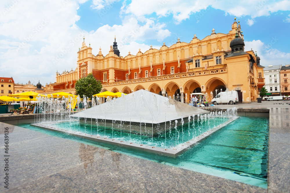 Obraz premium Cloth Hall on Rynek Glowny and fountain in Krakow
