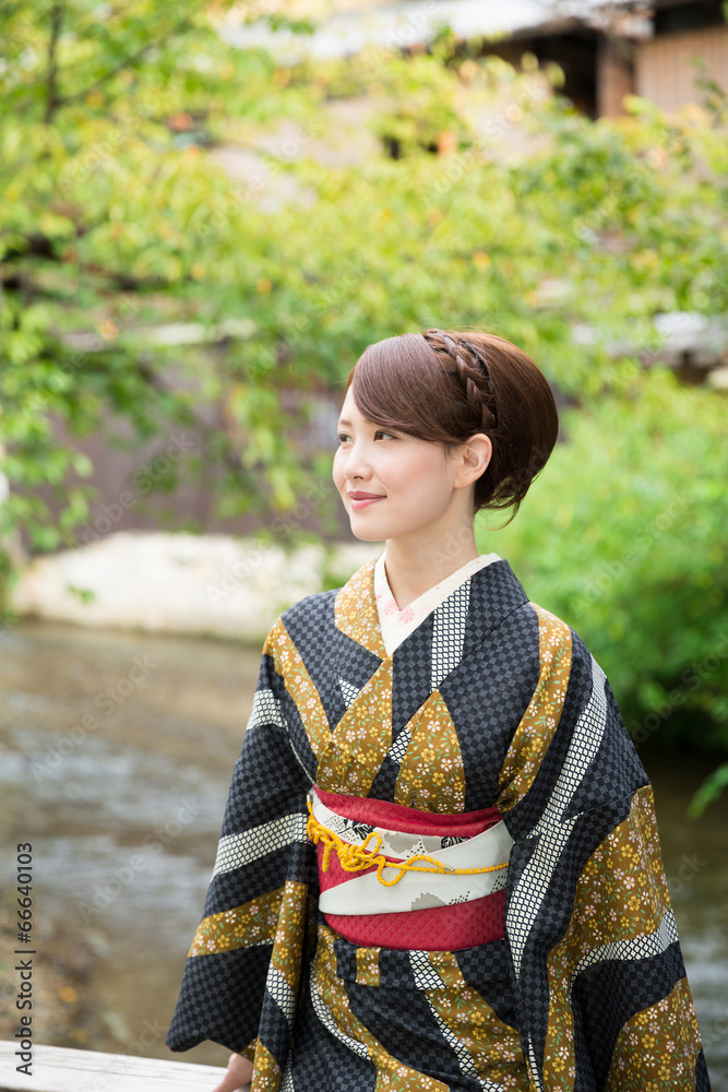着物を着た女性