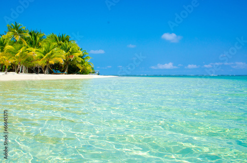 Paradise Beach on beautiful island South Water Caye - Belize © Simon Dannhauer