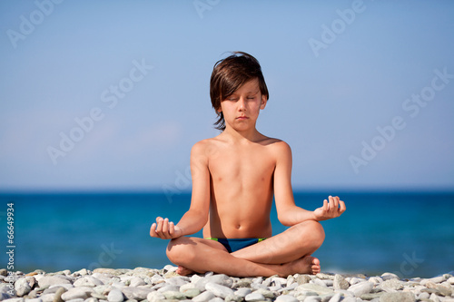 Мальчик на берегу моря медицирует