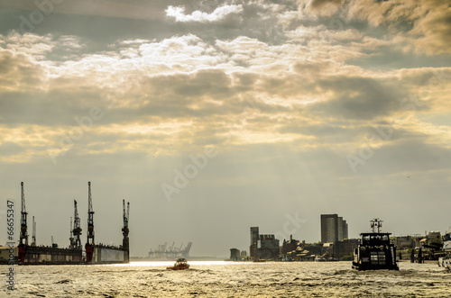 Gewitterstimmung ueber dem Hafen in Hamburg