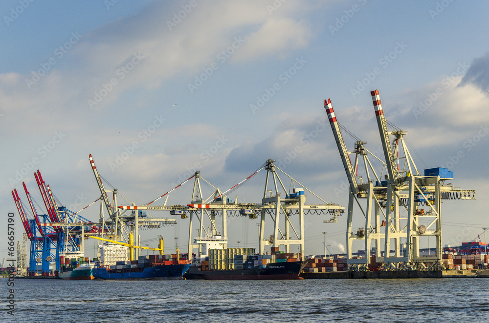 Container Terminal im Hafen Hamburg