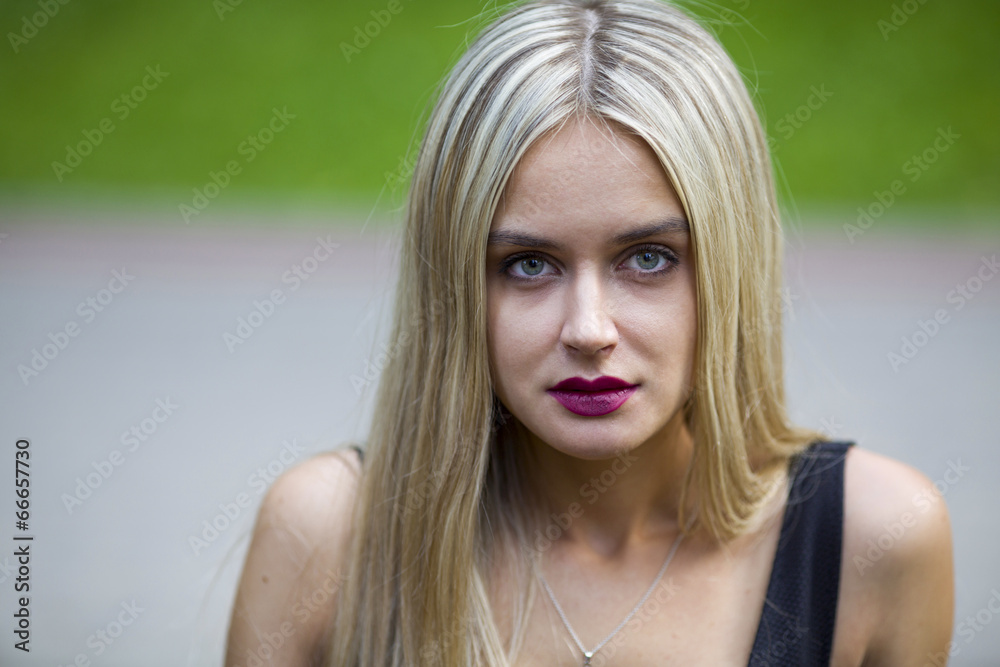 Naklejka premium Portrait of young girl