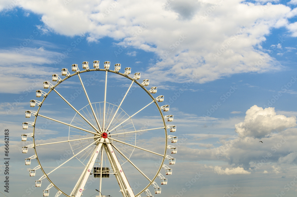 Weisses Riesenrad vor bewoelktem Himmel Weisses Riesenrad vor bewoelktem Himmel