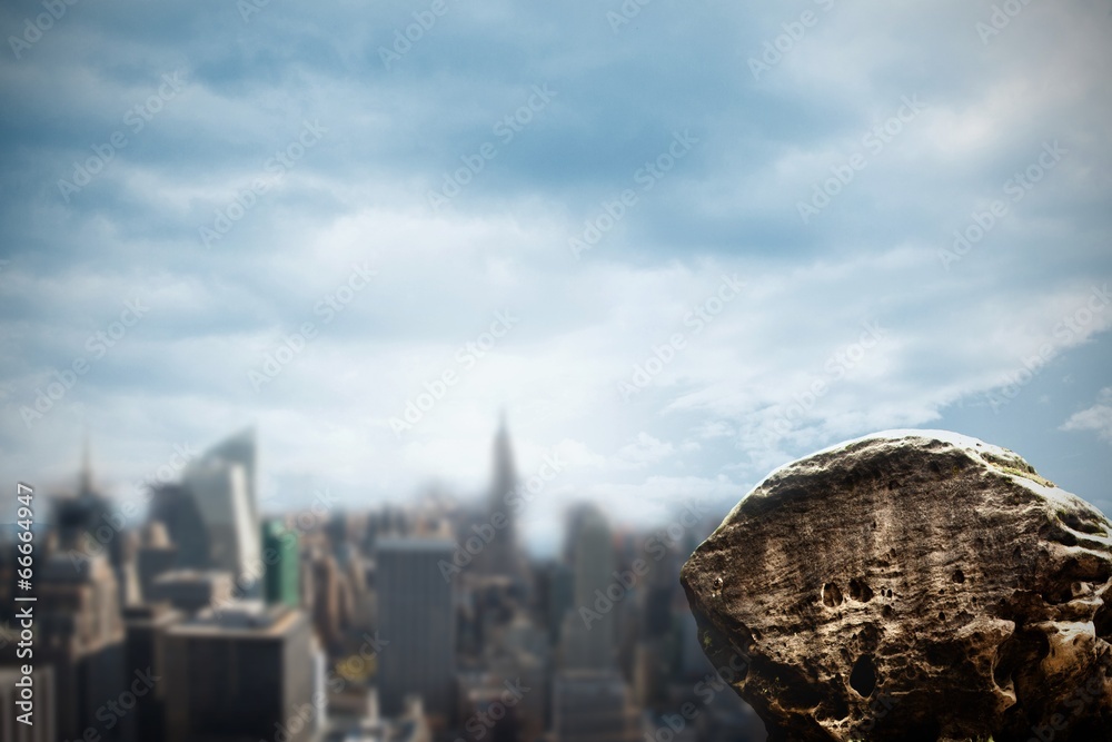 Fototapeta Duża skała z widokiem na miasto