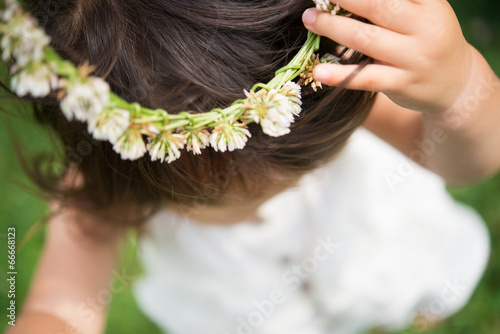 花の冠をかぶった少女