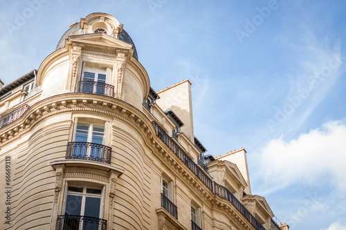 Exterior of a historical townhouse in Paris © juniart