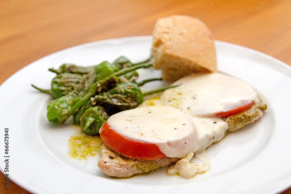 Beef cutlet with mozzarella, tomatoes and pimientos de padrón Beef cutlet with mozzarella, tomatoes and pimientos de padrón