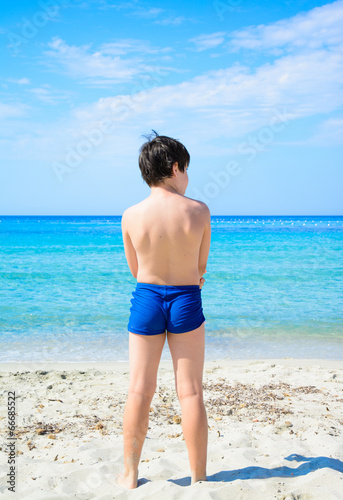 Bambino che guarda il mare