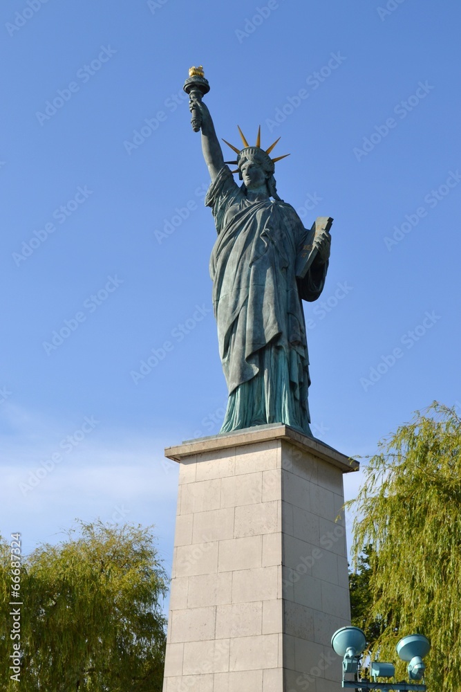 Fototapeta premium Statue de la Liberté - Ile aux Cygnes