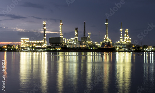 refinery © Thasist