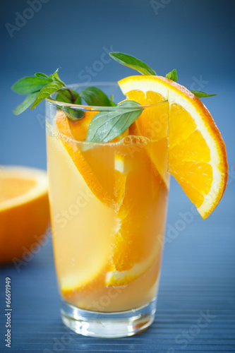 Slika na platnu fresh and fruity brew with oranges