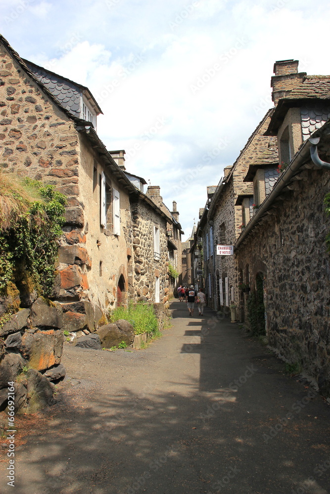 Une rue à Salers (Cantal)