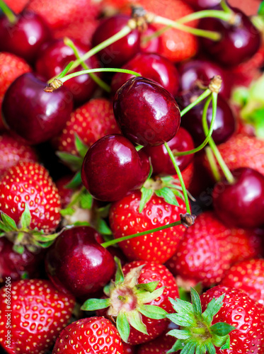 Fototapeta Naklejka Na Ścianę i Meble -  Cherries and Strawberries