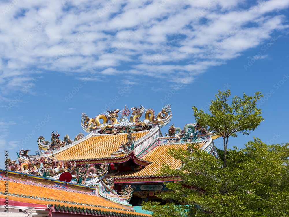Fototapeta premium Chinese dragon statue on roof