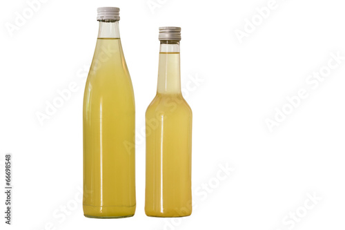 Flaschen mit Holundersirup gefüllt, Nahaufnahme