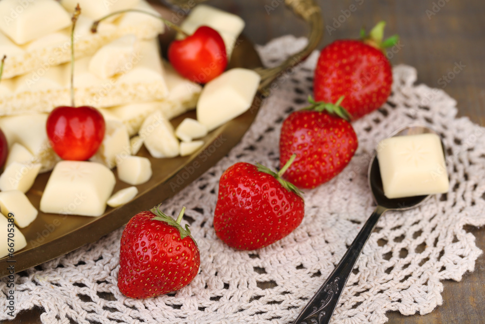 Fototapeta premium Broken white chocolate bar