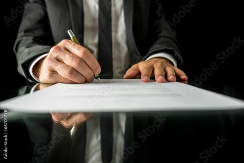Cuadro en lienzo Signing legal papers
