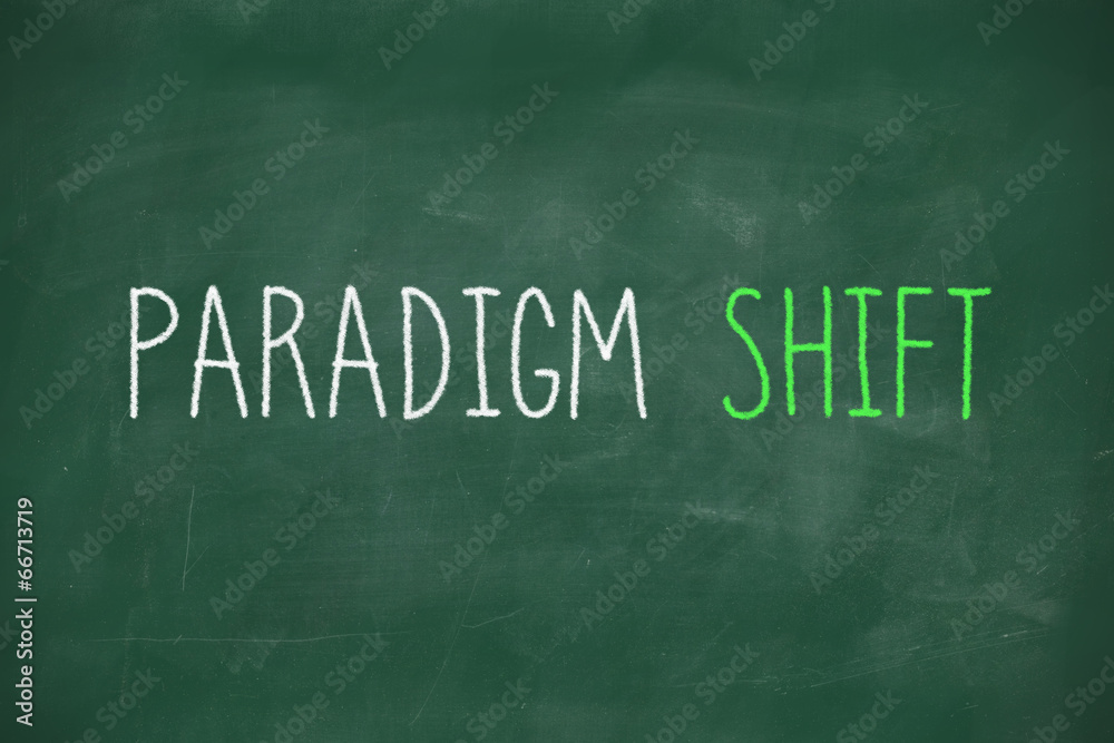 Obraz premium Paradigm shift handwritten on blackboard