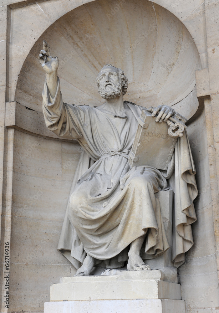 Statue St Pierre Eglise St Sulpice Paris