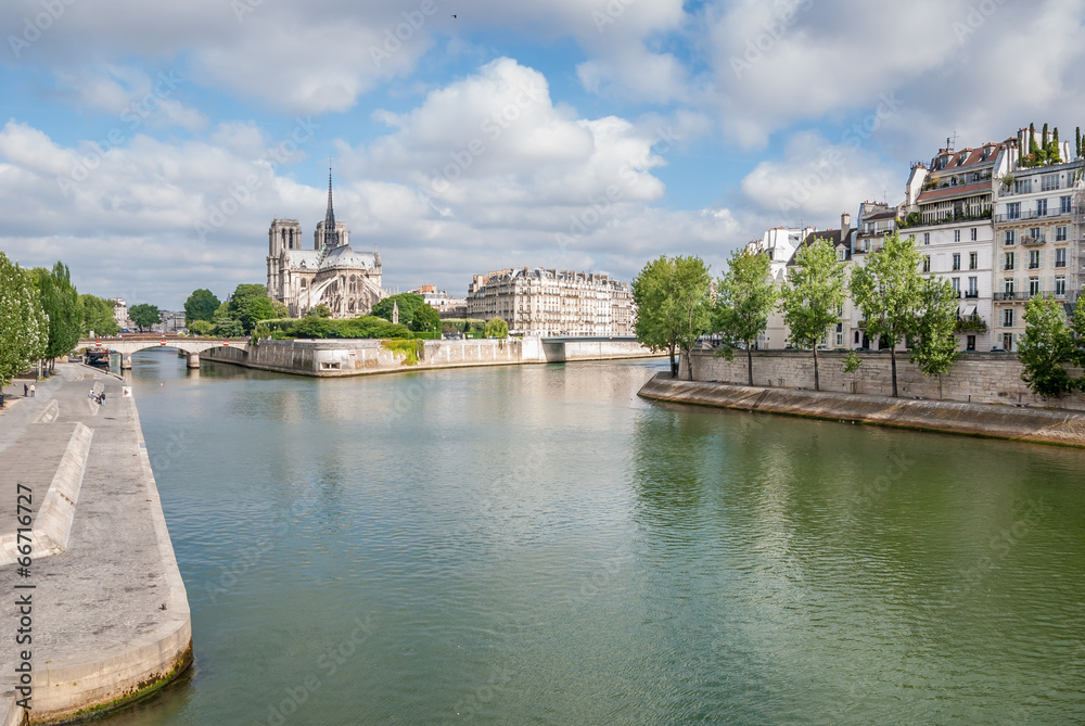 Fototapeta premium Quai et Notre Dame de Paris