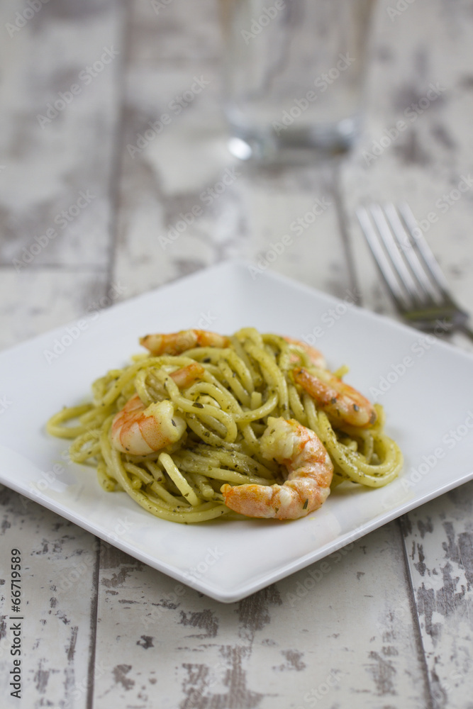 Spaghetti mit Garnelen und Pesto Spaghetti mit Garnelen und Pesto