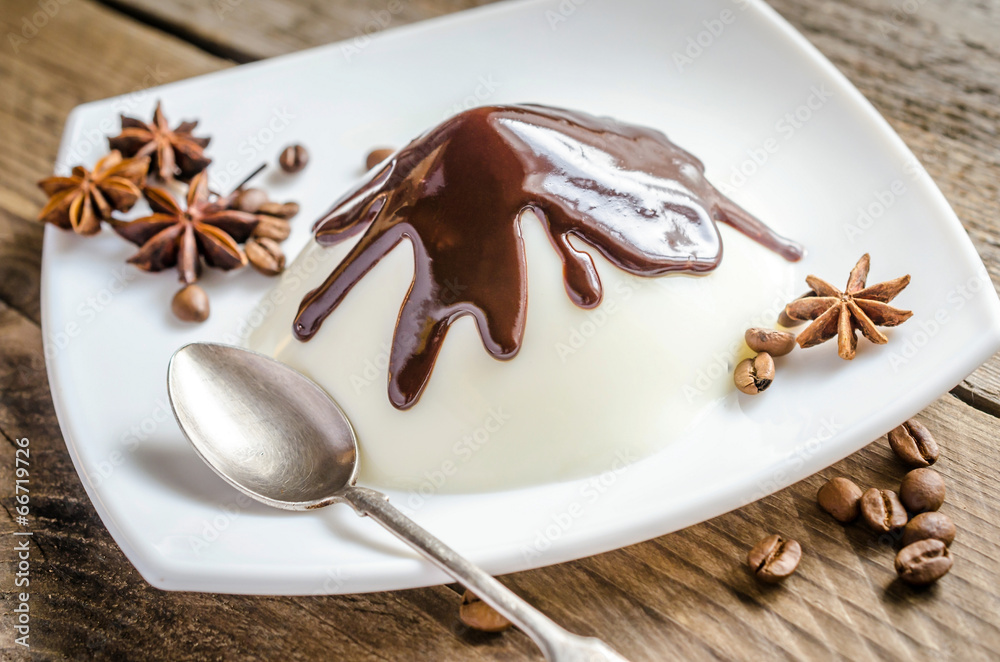 Fototapeta premium Panna cotta under chocolate topping