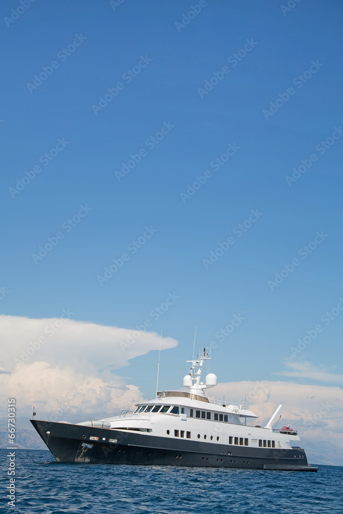 Luxuriöse Mega Yacht auf See - Hintergrund blau