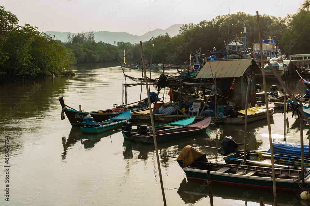 Obraz premium many fishing boat in the canal