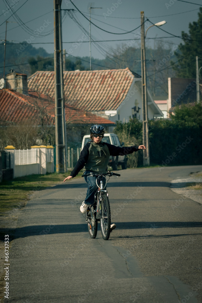 Obraz premium jeune ado en vélo